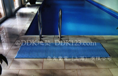 游泳池防滑地板,游泳池防滑地垫,游泳池防滑地毯,格栅地垫,疏水地垫,地席